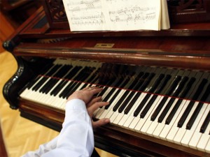 risiko cedera tangan pada pemain piano