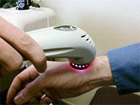 Terapi Laser untuk pergelangan tangan sakit di Flex Free Musculoskeletal Rehabilitation Clinic