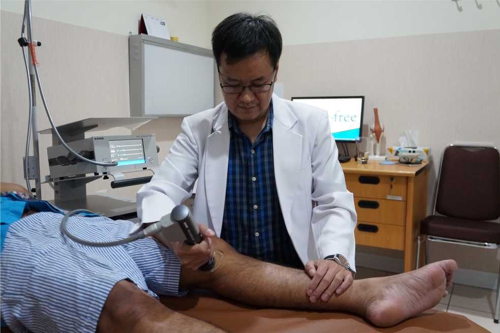 pengobatan pengapuran lutut dengan ESWT
