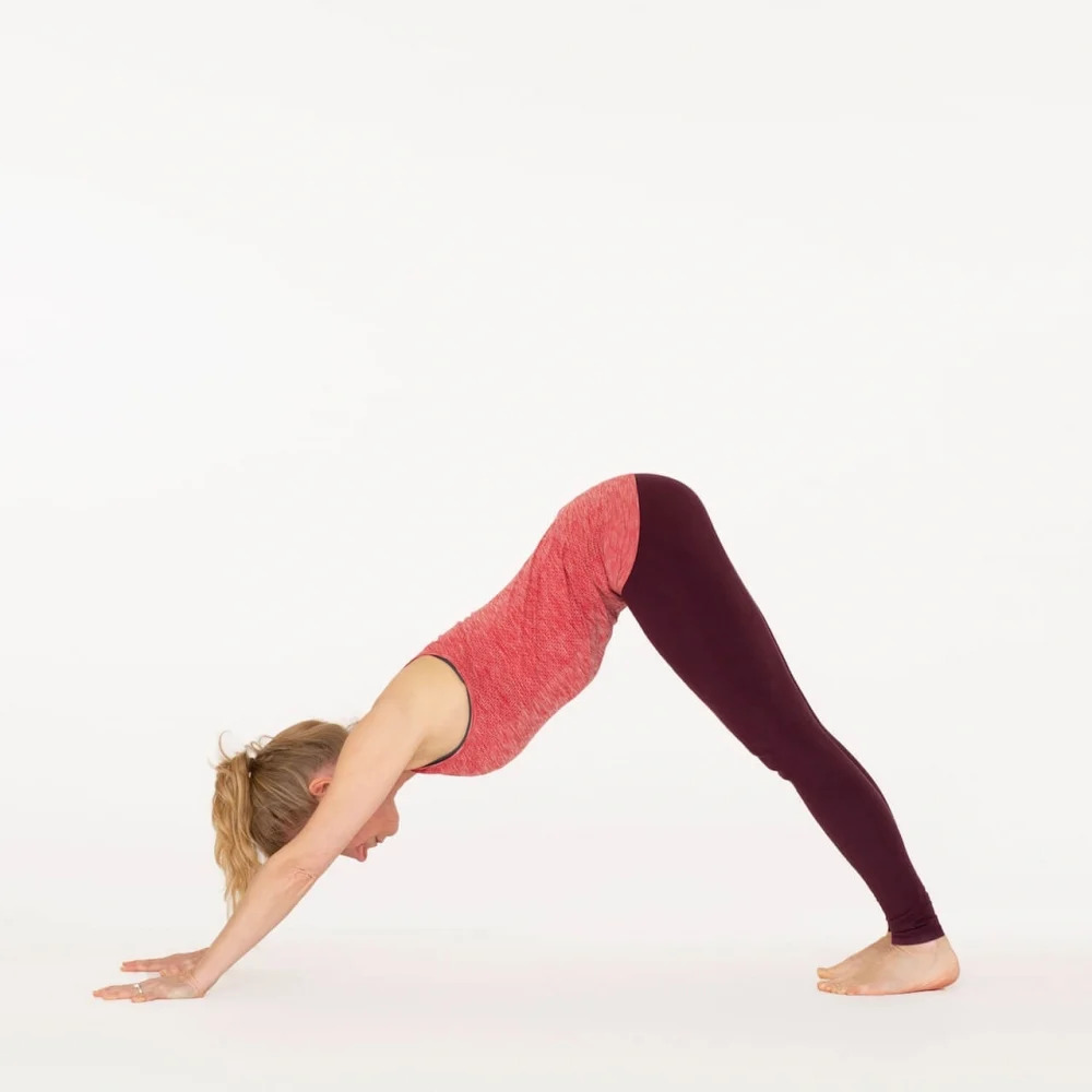 Downward Dog Pose Peregangan untuk atasi pundak sakit dan pegal 