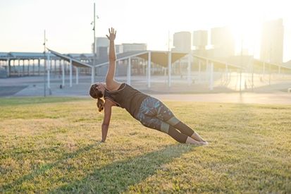 contoh latihan isometrik side plank