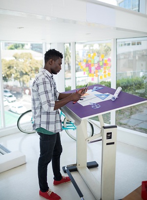 standing desk untuk sakit punggung di kantor