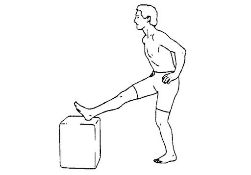 standing hamstring stretch untuk mengatasi saraf kejepit di bokong