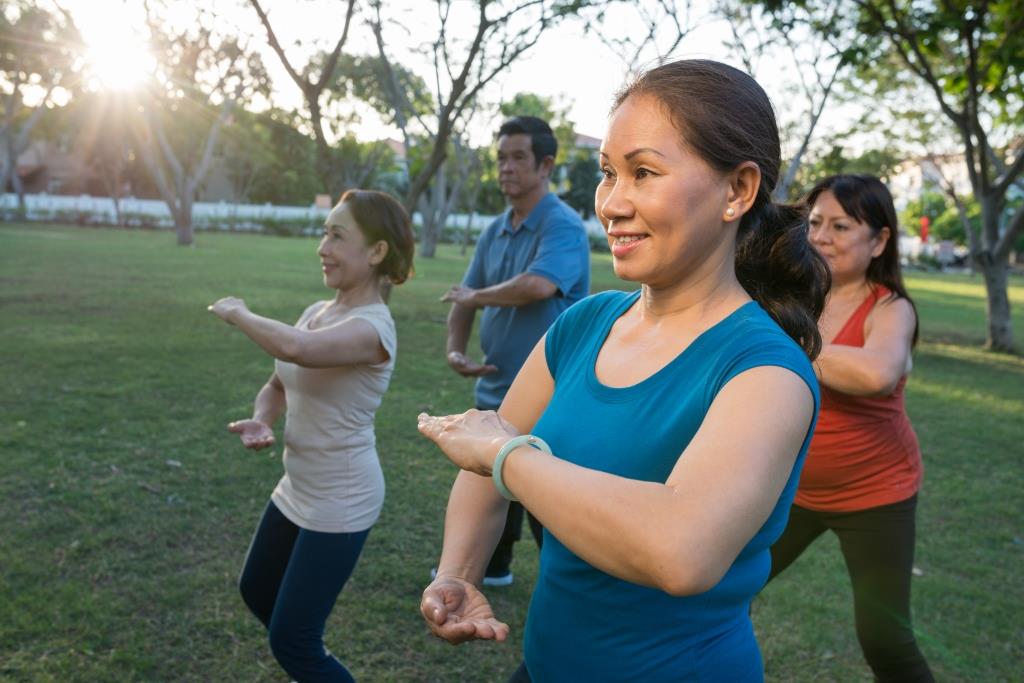 tai chi rekomendasi olahraga untuk lansia yang pas